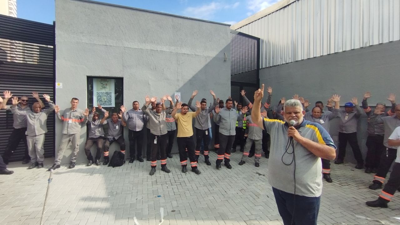 Trabalhadores da Manserv na Johnson cobram definição da PLR e aprovam prazo para negociação