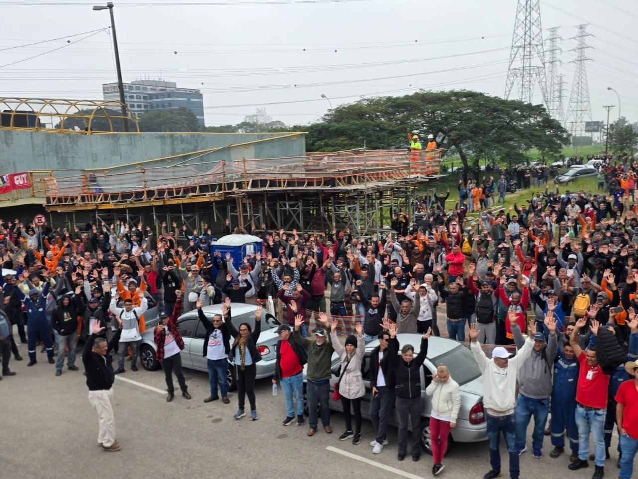 Trabalhadores terceirizados da Revap aprovam estado de greve durante assembleia do Sintricom