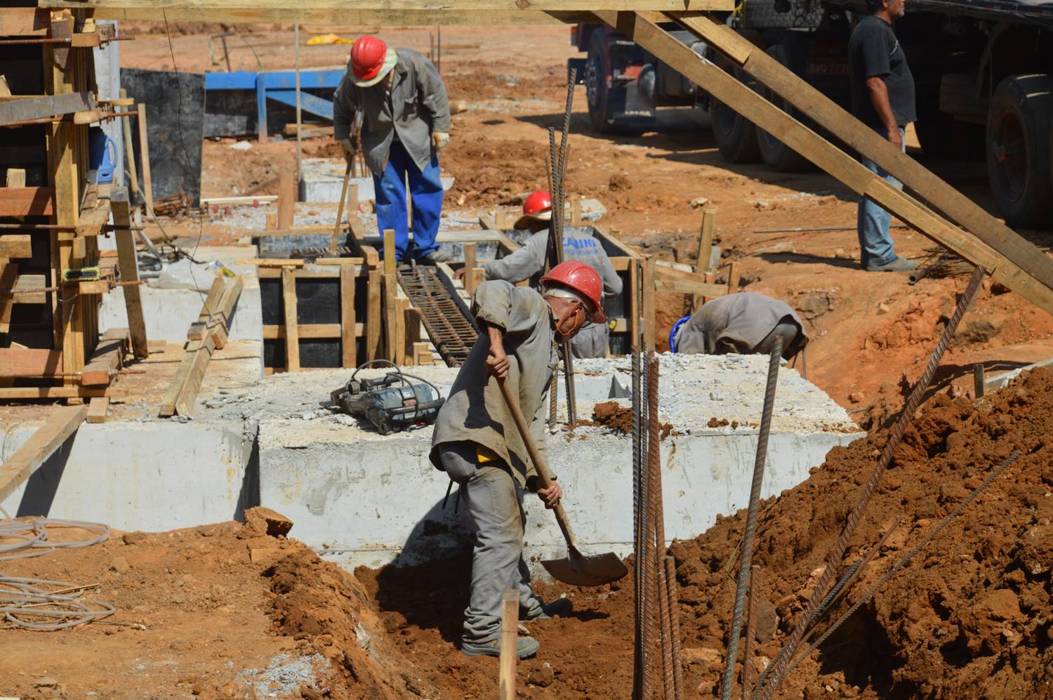 Evolução do número de empregados na construção civil é a maior em oito anos, diz CNI