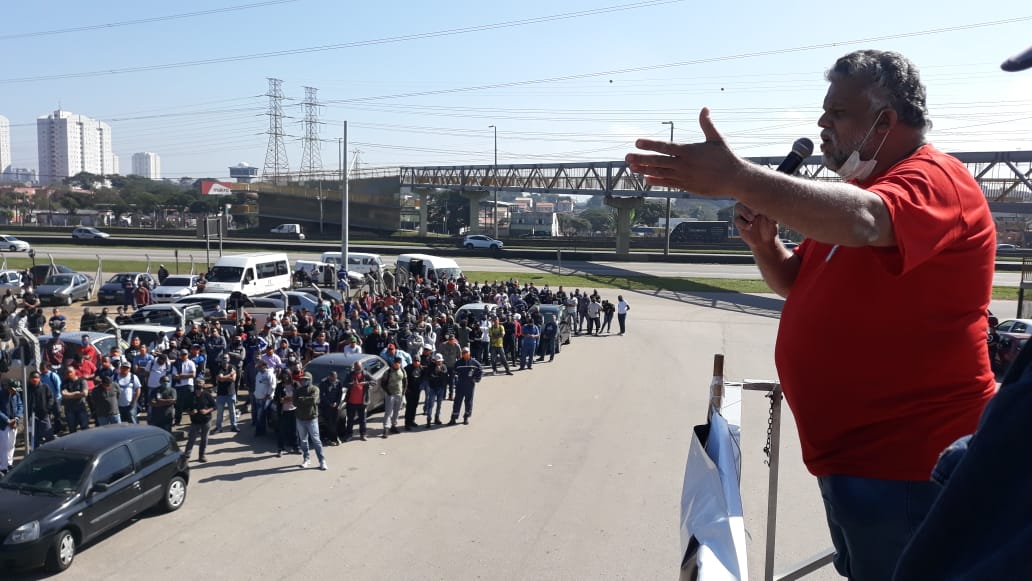 Contra retirada de direitos, trabalhadores da REVAP entram em greve