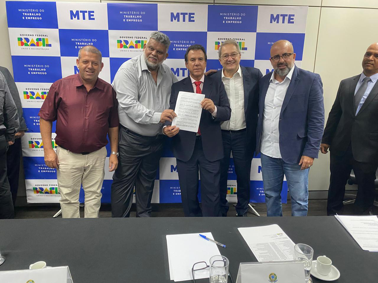 Presidente do Sintricom entrega pauta do Acordo Nacional da Petrobrás para o Ministro do Trabalho