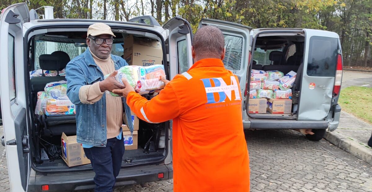 Greve na Bonfim Magalhães: trabalhadores paralisados recebem cestas básicas do Sintricom após serem abandonados sem salário, Petrobrás é conivente com a situação!