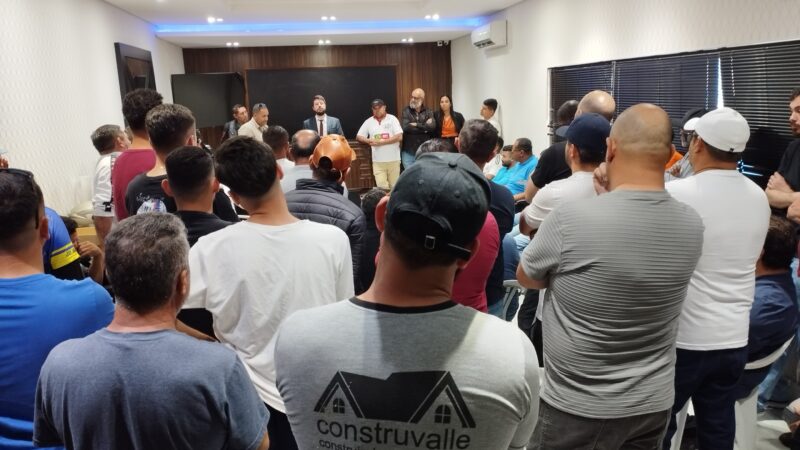 Sintricom recebe trabalhadores prejudicados pelo calote da LCD