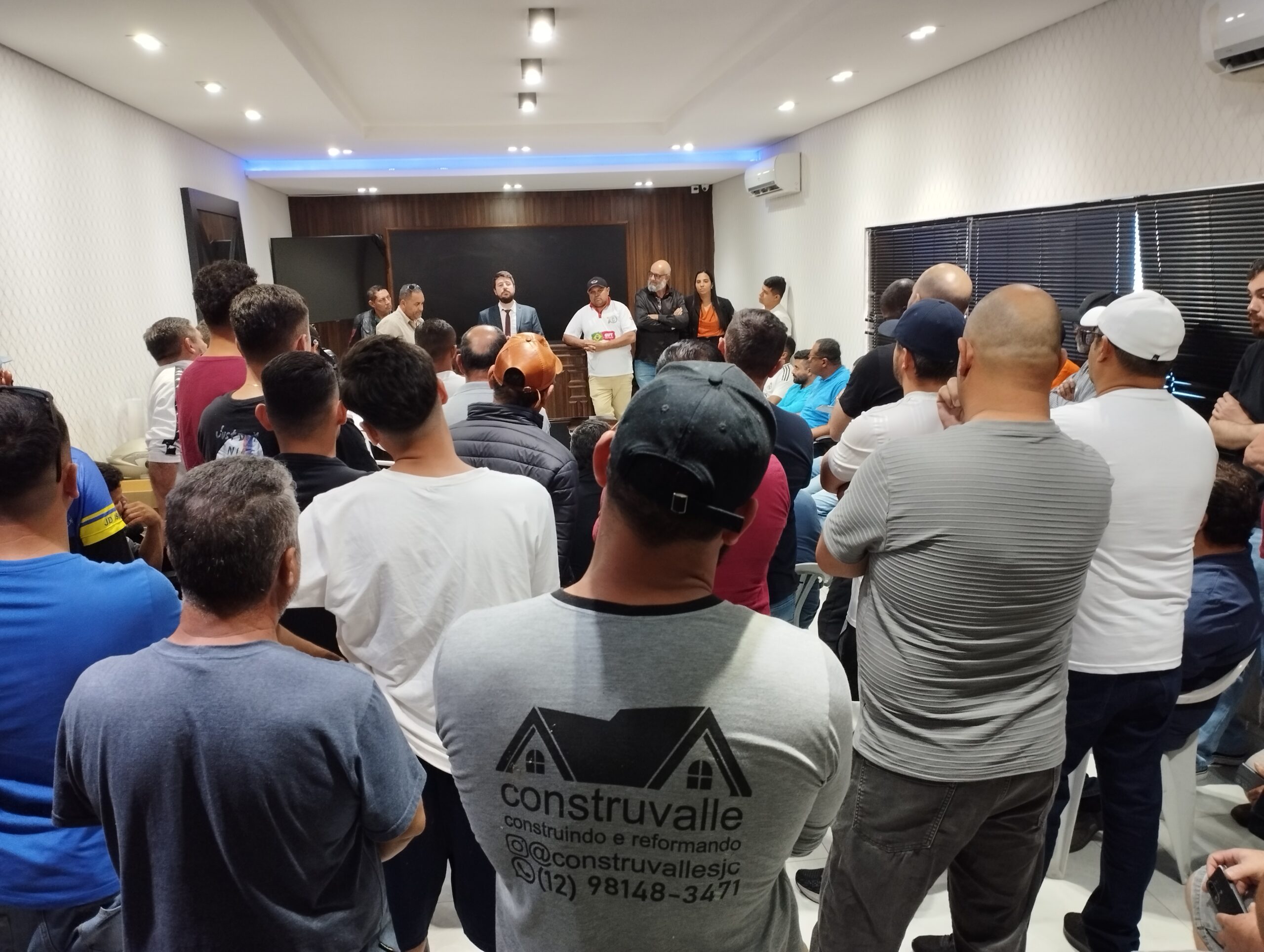 Sintricom recebe trabalhadores prejudicados pelo calote da LCD